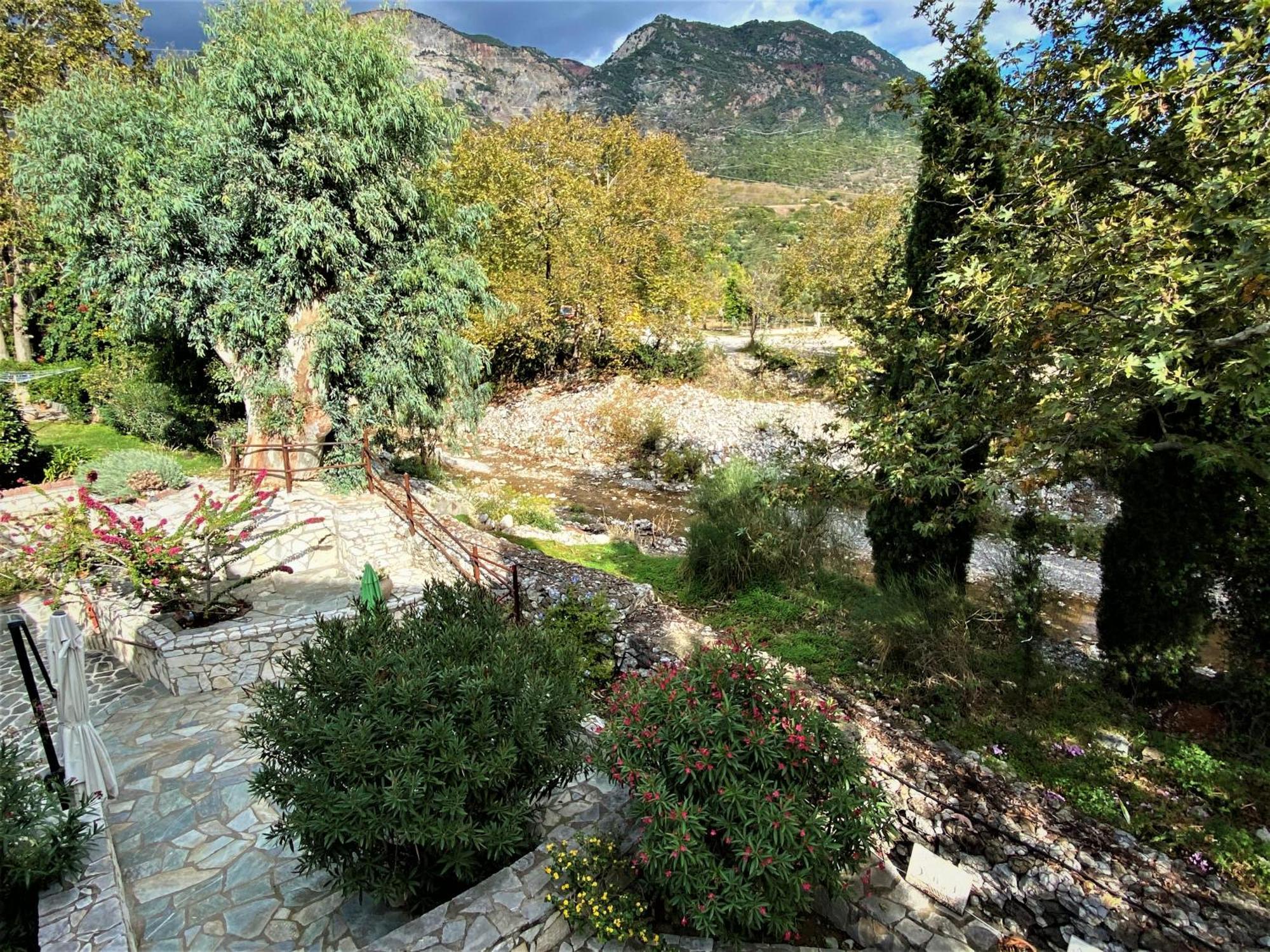 Steinturm Mit Dach-Terrasse Zwischen Fluss, Meer Und Gebirge- Spiti Pirgos Paralia Sergoulas Exterior foto